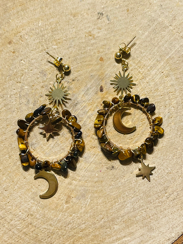 Paire de boucles d’oreilles en oeil de tigre avec soleil, lune, étoile - les bijoux de Thea 
