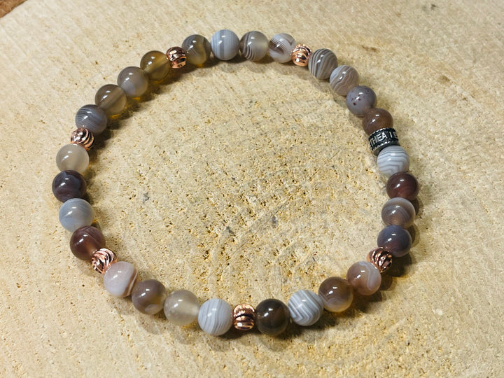 Bracelet en perles naturelles en Agate de Botswana et intercalaires rosés - les bijoux de Thea 