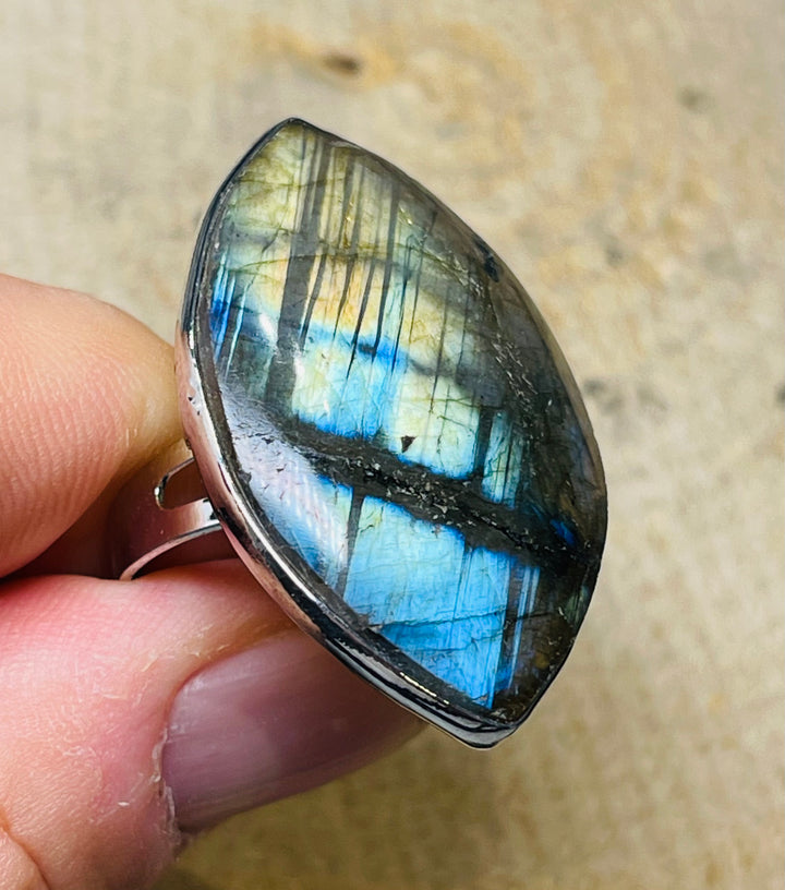 Bague sertie de Labradorite, taille réglable (3) - les bijoux de Thea 