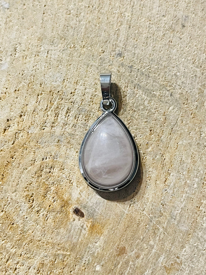 Pendentif Quartz rose en forme goutte d’eau - les bijoux de Thea 
