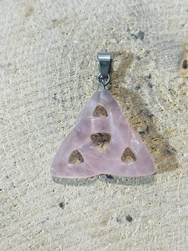 Pendentif symbole Celte Triquetra en Quartz rose - les bijoux de Thea 