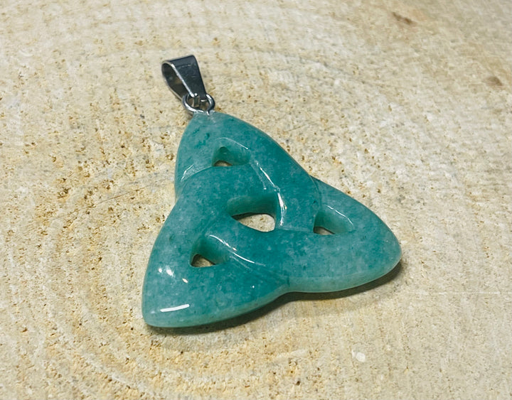 Pendentif symbole Celte Triquetra en Aventurine verte - les bijoux de thea 