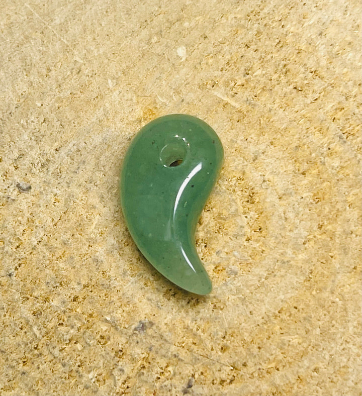 Pendentif en Aventurine verte en forme de virgule ou Magatama - les bijoux de Thea