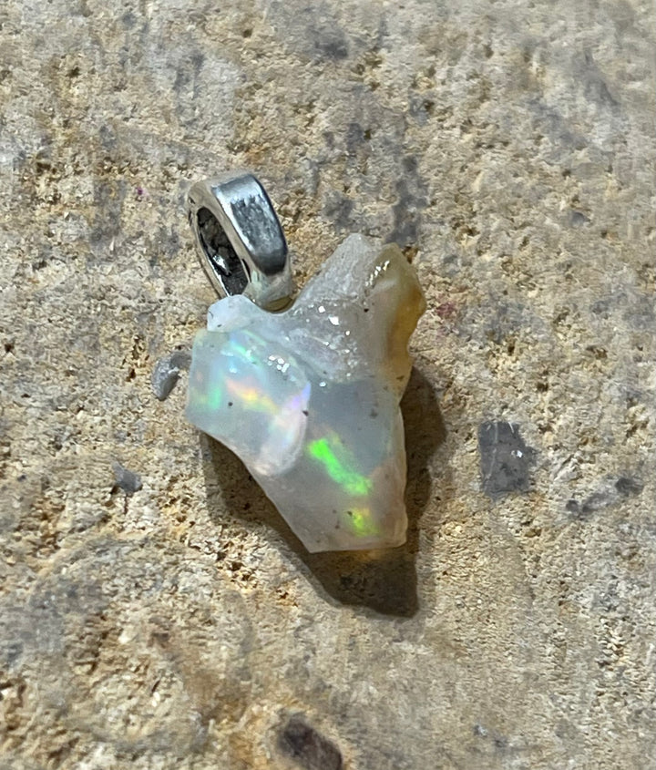 Pendentif en Opale Welo d’Ethiopie brute (3)