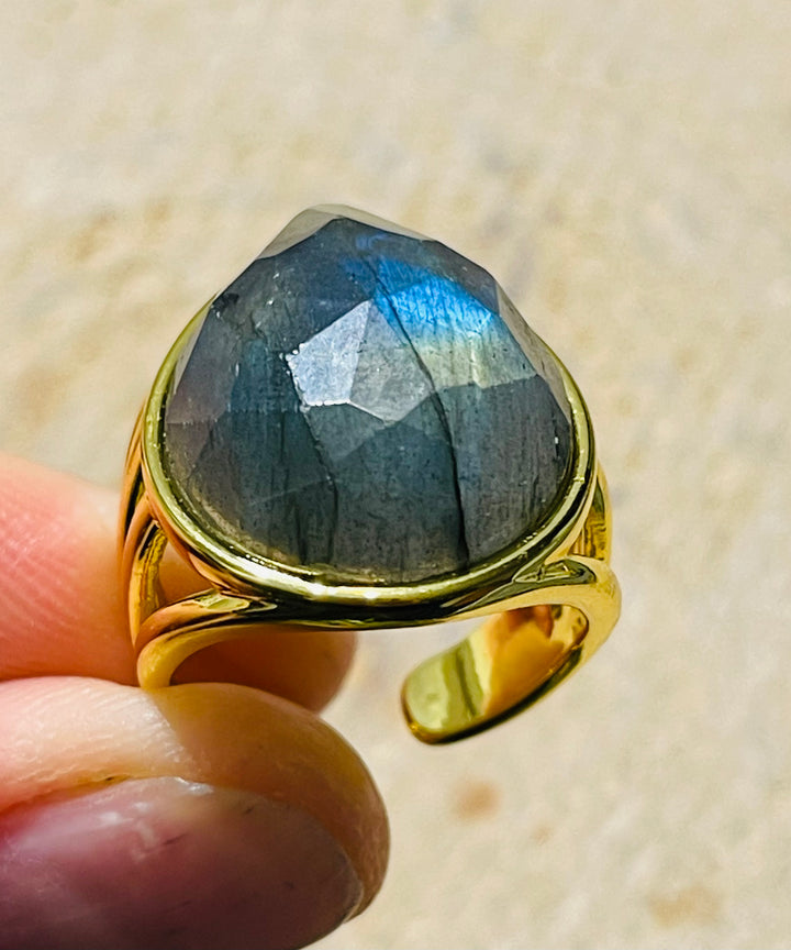 Bague dorée sertie d’une Labradorite, taille réglable - les bijoux de Thea