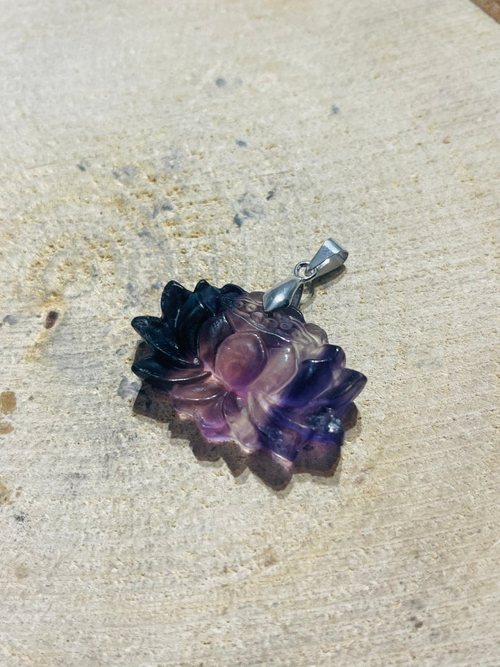 Pendentif serti d’une Fluorite en forme de lotus - les bijoux de Thea 