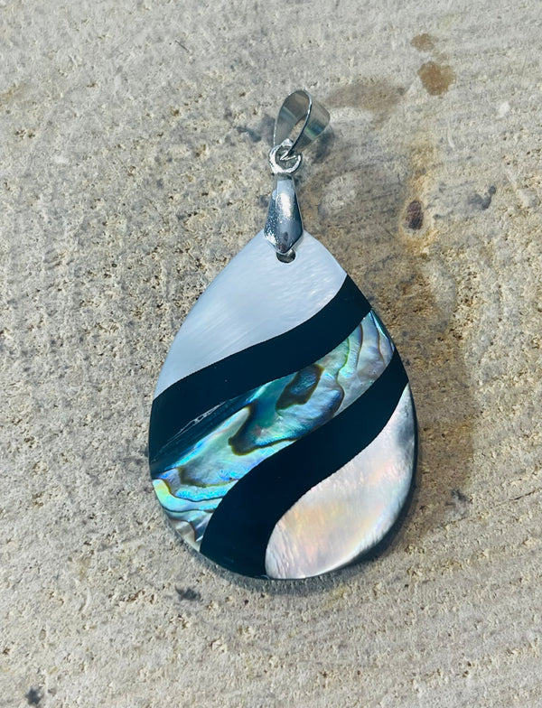 Pendentif vague en coquille d’Ormeau - les bijoux de Thea 