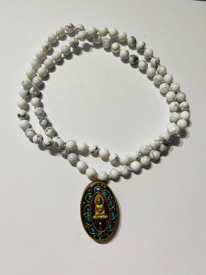 Collier bouddhiste en perles howlite et pendentif déesse guan yin - les bijoux de Thea