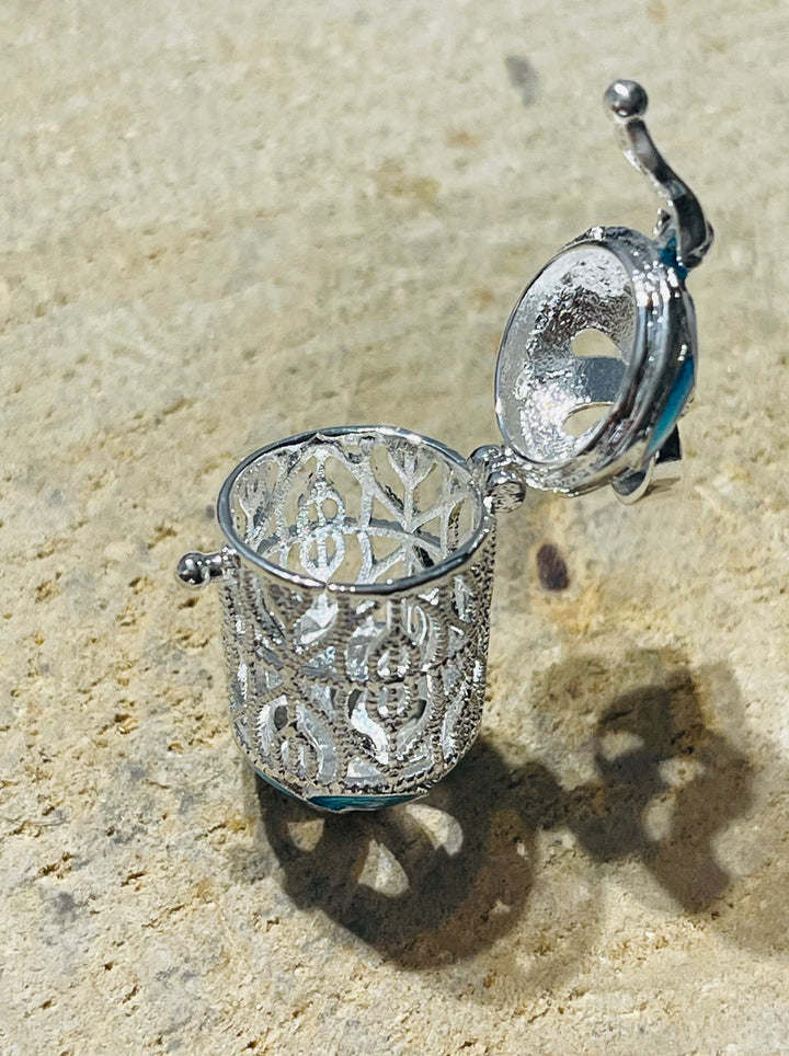 Pendentif / breloque cachette boîte de prière en émail bleu et filigrane - les bijoux de Thea 