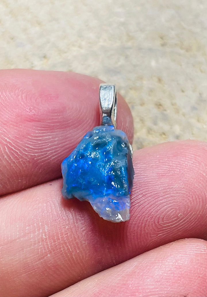 Pendentif en Opale brute d’Australie violette bleue - les bijoux de Thea 