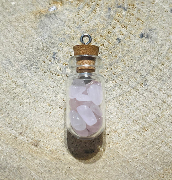 Fiole remplie de pépites en pierre naturelle Quartz rose - les bijoux de Thea 