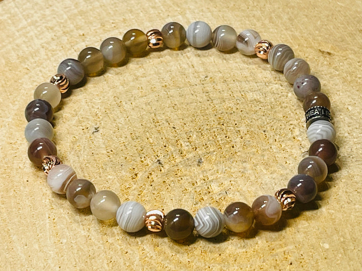 Bracelet en perles naturelles en Agate de Botswana et intercalaires rosés - les bijoux de Thea 