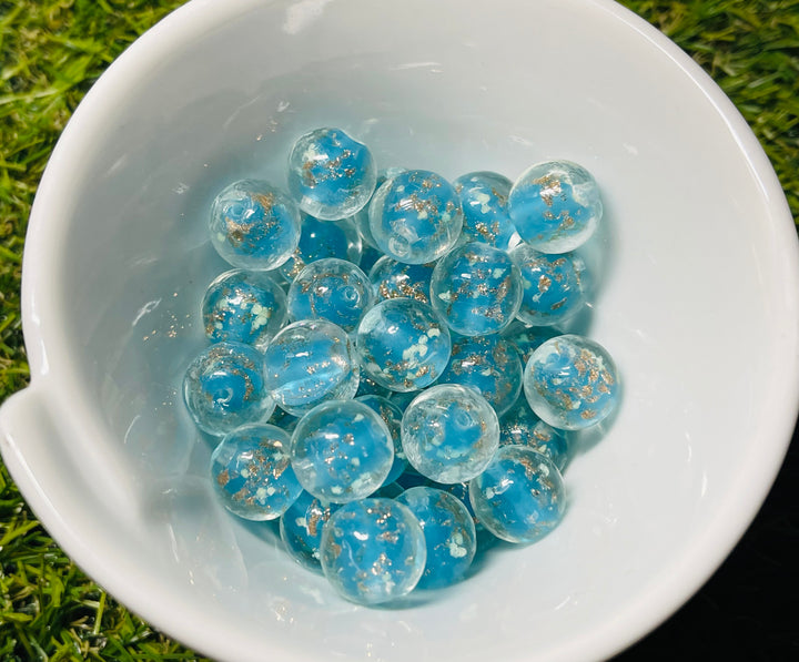Perles en verre Hotaru d’Okinawa bleues ciel et paillettes dorées en 12 mm pour bracelet - Les bijoux de Théa