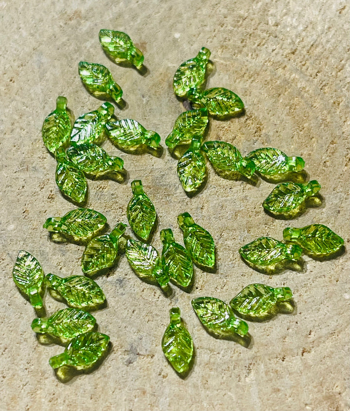 Lot de 10 breloques Feuille verte pour bracelet - les bijoux de Thea 