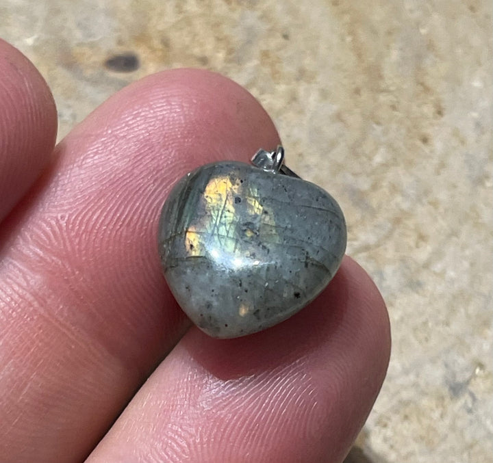 Pendentif en Labradorite en forme de cœur - les bijoux de Thea 