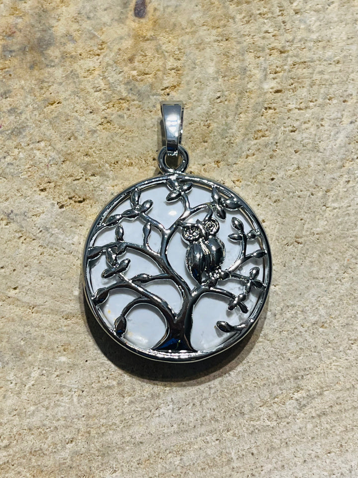 Pendentif en Howlite avec arbre et hibou - les bijoux de Thea 