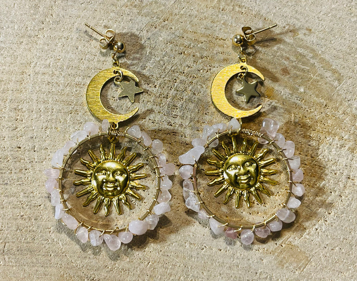 Paire de boucles d’oreille en Quartz rose avec soleil, lune, étoile - les bijoux de Thea 