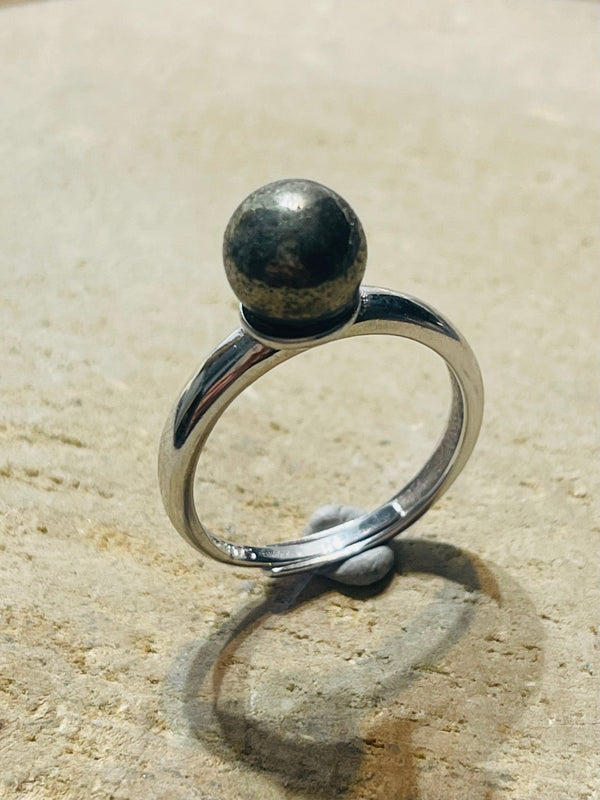 Bague en Argent 925 sertie d’une perle en Pyrite, Taille réglable - Les bijoux de Théa