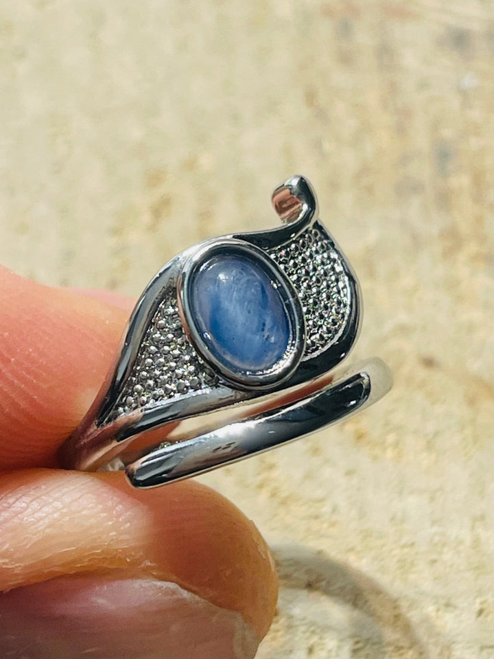 Bague en Oeil d' Horus sertie d'une Cyanite, taille réglable - Les bijoux de Théa