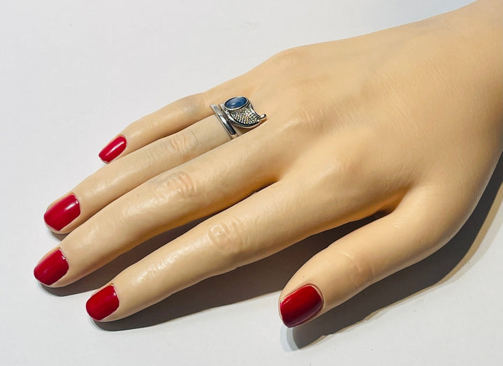 Bague en Oeil d' Horus sertie d'une Cyanite, taille réglable - Les bijoux de Théa