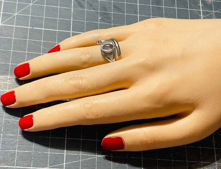 Bague en Oeil d'Horus sertie d'une Labradorite, taille réglable - Les bijoux de Théa