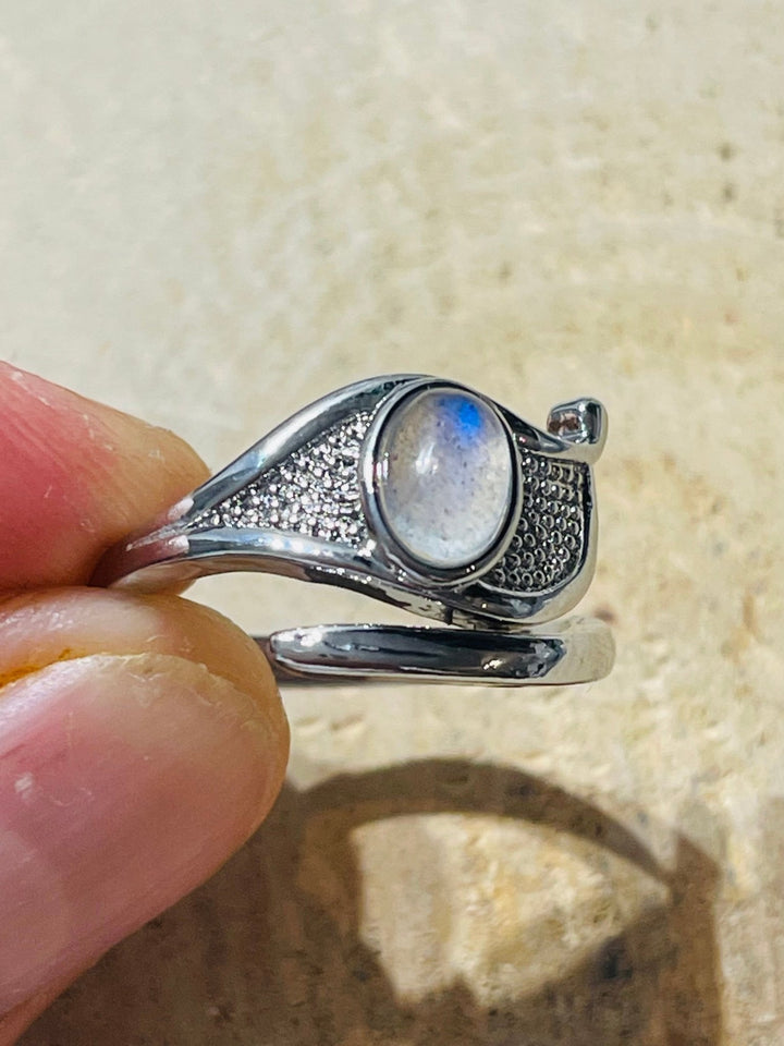 Bague en Oeil d'Horus sertie d'une Labradorite, taille réglable - Les bijoux de Théa