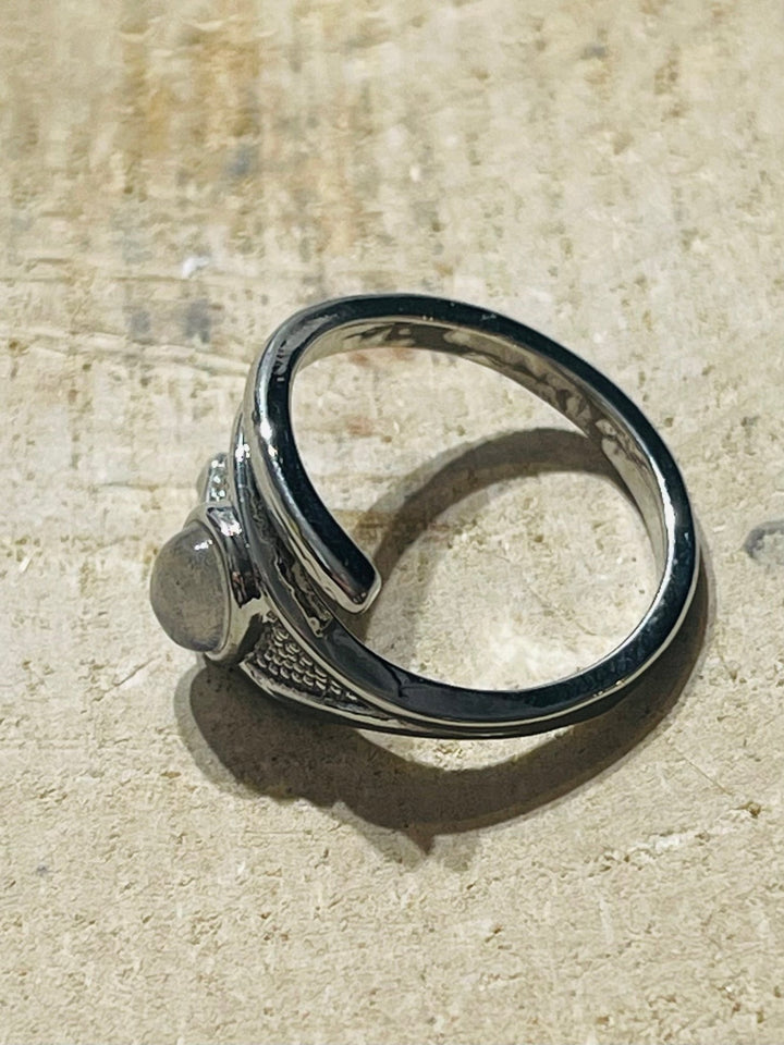 Bague en Oeil d'Horus sertie d'une Labradorite, taille réglable - Les bijoux de Théa