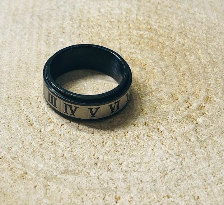 Bague rotative en Acier et Titane avec chiffre romain, Taille 57 - Les bijoux de Théa