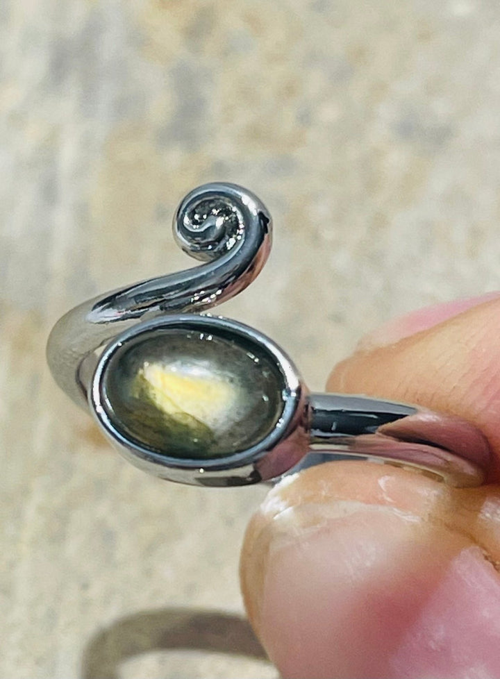 Bague vague en Labradorite ovale, Taille réglable - Les bijoux de Théa