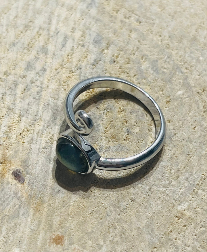 Bague vague en Labradorite ovale, Taille réglable - Les bijoux de Théa