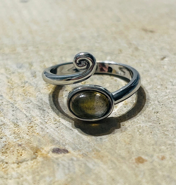 Bague vague en Labradorite ovale, Taille réglable - Les bijoux de Théa
