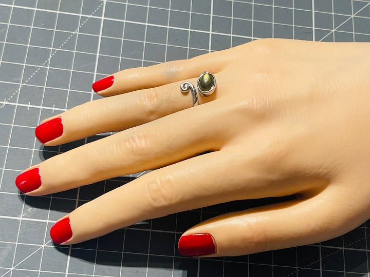 Bague vague en Labradorite ovale, Taille réglable - Les bijoux de Théa