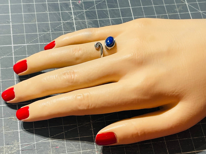 Bague vague en Lapis lazuli ovale, Taille réglable - Les bijoux de Théa