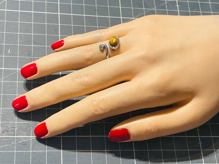 Bague vague en Oeil de tigre ovale, Taille réglable - Les bijoux de Théa
