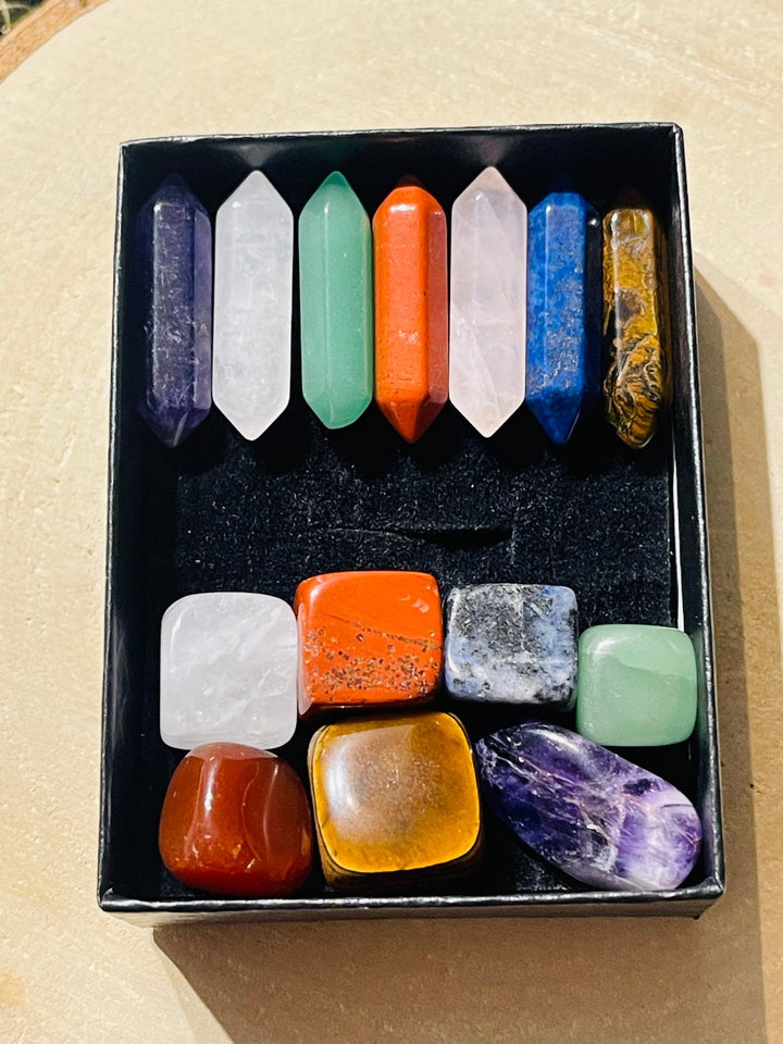Boîte de pierres roulées et cristaux 7 chakras - Les bijoux de Théa