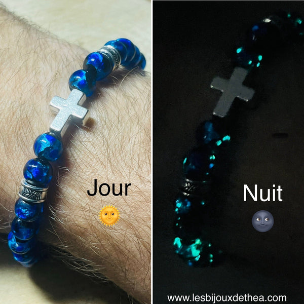 Bracelet en perles Lumineuses 8 mm bleues et croix - Les bijoux de Théa