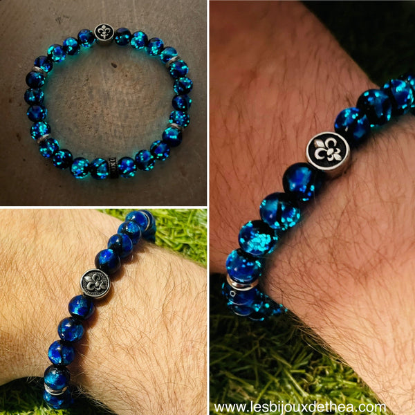 Bracelet en perles Lumineuses 8 mm bleues et fleur de lys - Les bijoux de Théa