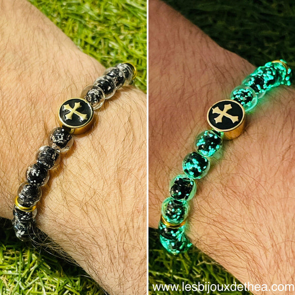 Bracelet en perles Lumineuses noires 8 mm avec croix dorée - Les bijoux de Théa