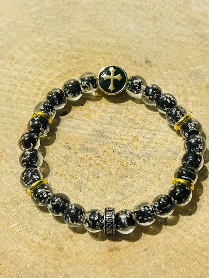 Bracelet en perles Lumineuses noires 8 mm avec croix dorée - Les bijoux de Théa