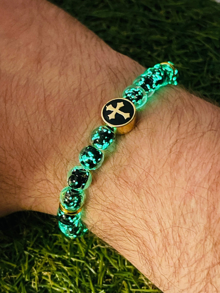 Bracelet en perles Lumineuses noires 8 mm avec croix dorée - Les bijoux de Théa