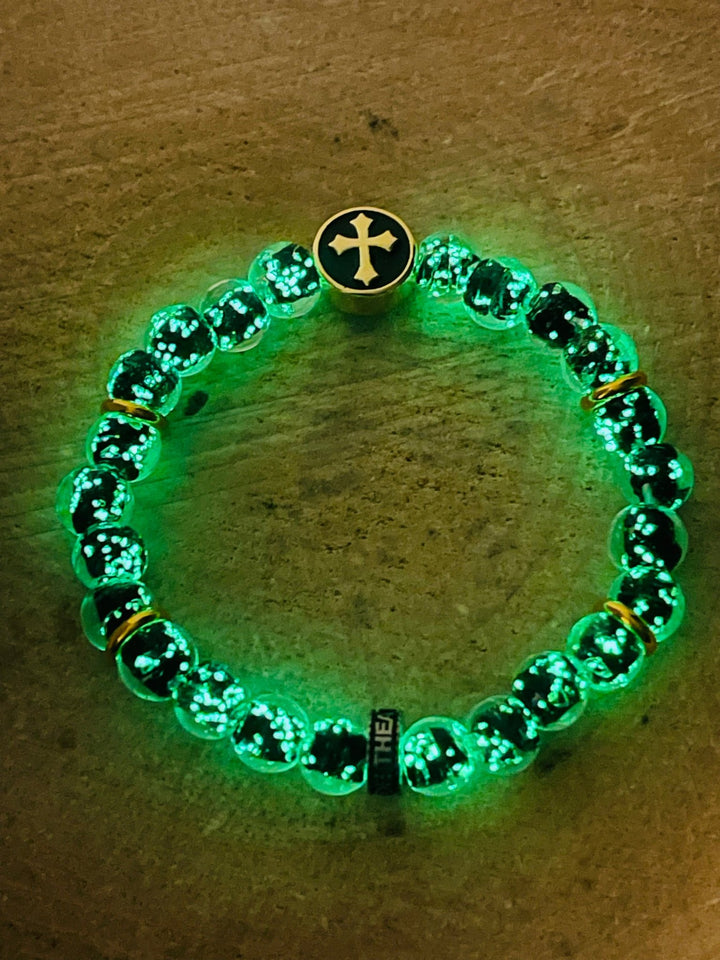 Bracelet en perles Lumineuses noires 8 mm avec croix dorée - Les bijoux de Théa