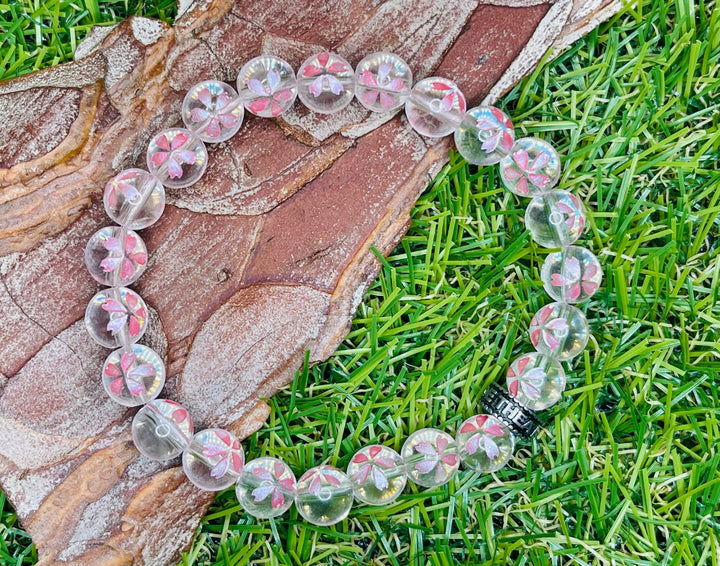 Bracelet en perles naturelles en Cristal de Roche avec fleur de sakura - Les bijoux de Théa