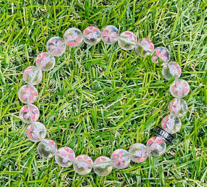 Bracelet en perles naturelles en Cristal de Roche avec fleur de sakura - Les bijoux de Théa