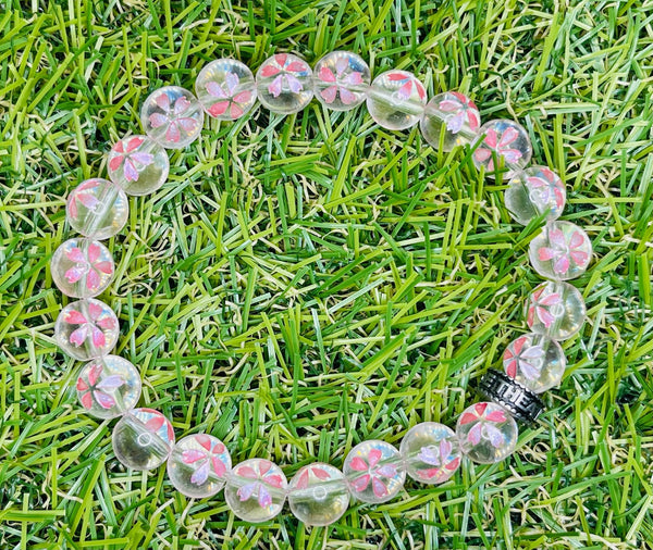 Bracelet en perles naturelles en Cristal de Roche avec fleur de sakura - Les bijoux de Théa