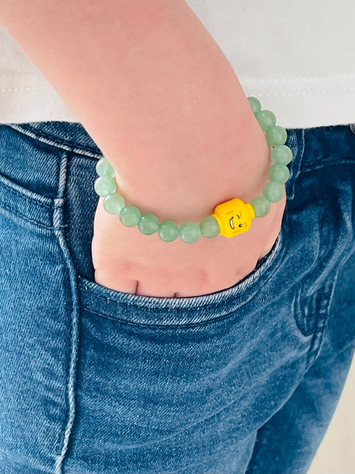 Bracelet pour enfant en perles naturelles 6 mm en Aventurine verte et tête de Lego - Les bijoux de Théa