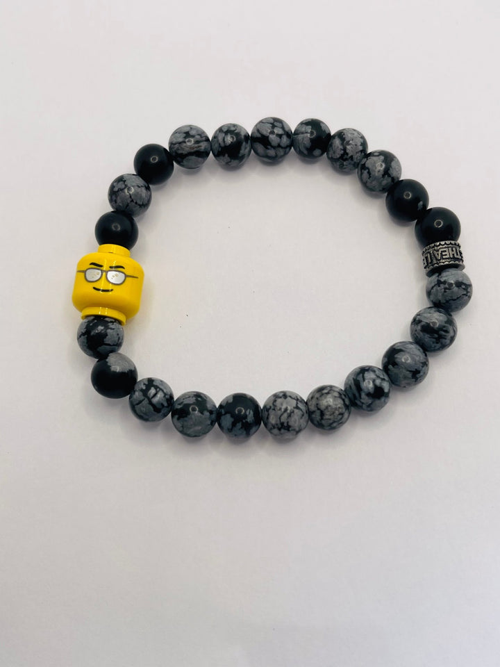 Bracelet pour enfant en perles naturelles 6 mm en Obsidienne Flocon et tête de Lego - Les bijoux de Théa