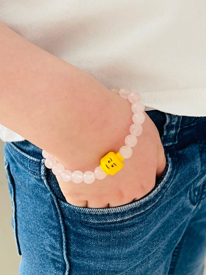 Bracelet pour enfant en perles naturelles 6 mm en Quartz Rose et tête de Lego - Les bijoux de Théa