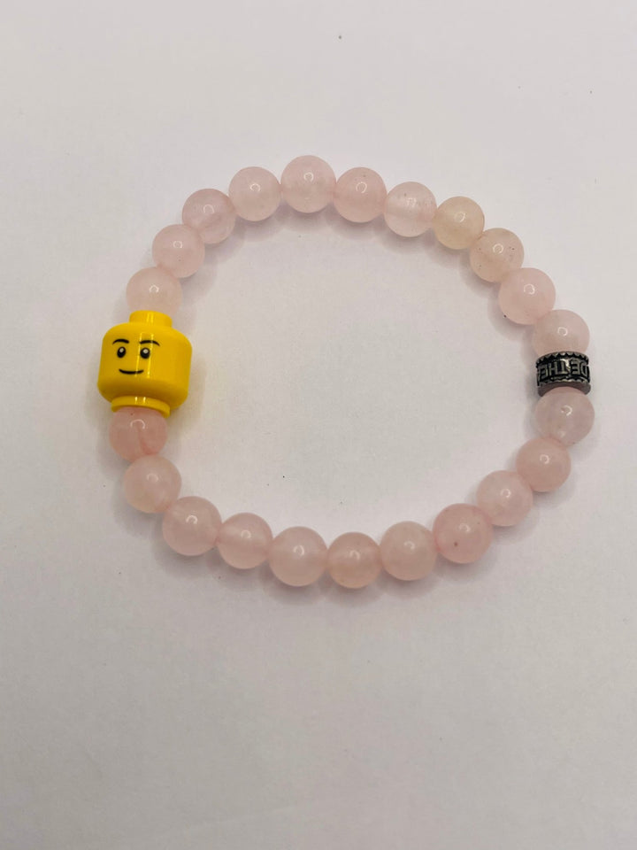 Bracelet pour enfant en perles naturelles 6 mm en Quartz Rose et tête de Lego - Les bijoux de Théa