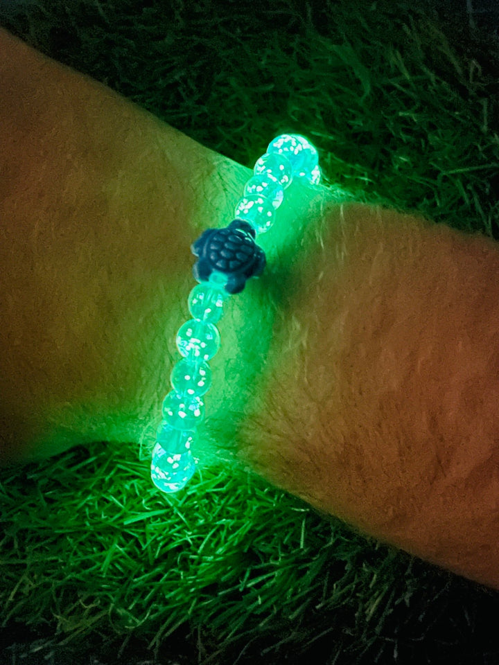 Bracelet "TORTUE" en perles Lumineuses bleues claires 8 mm et tortue - Les bijoux de Théa