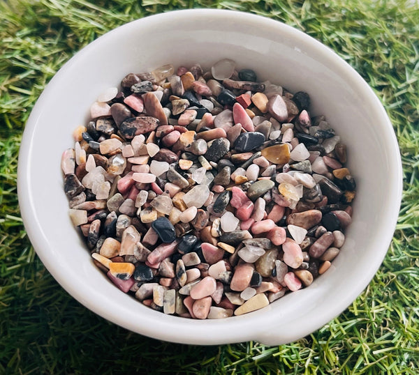 Chips / pépites naturelles non percées en Rhodonite 2-8 mm (50 grs) - Les bijoux de Théa